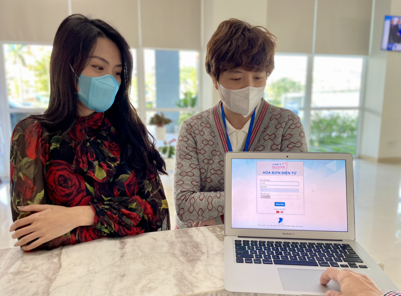 Nhóm khách hàng mới VNPT giảm giá internet, tặng gói trải nghiệm hệ sinh thái số như miễn phí 100 hóa đơn điện tử, 100 hợp đồng điện tử.
