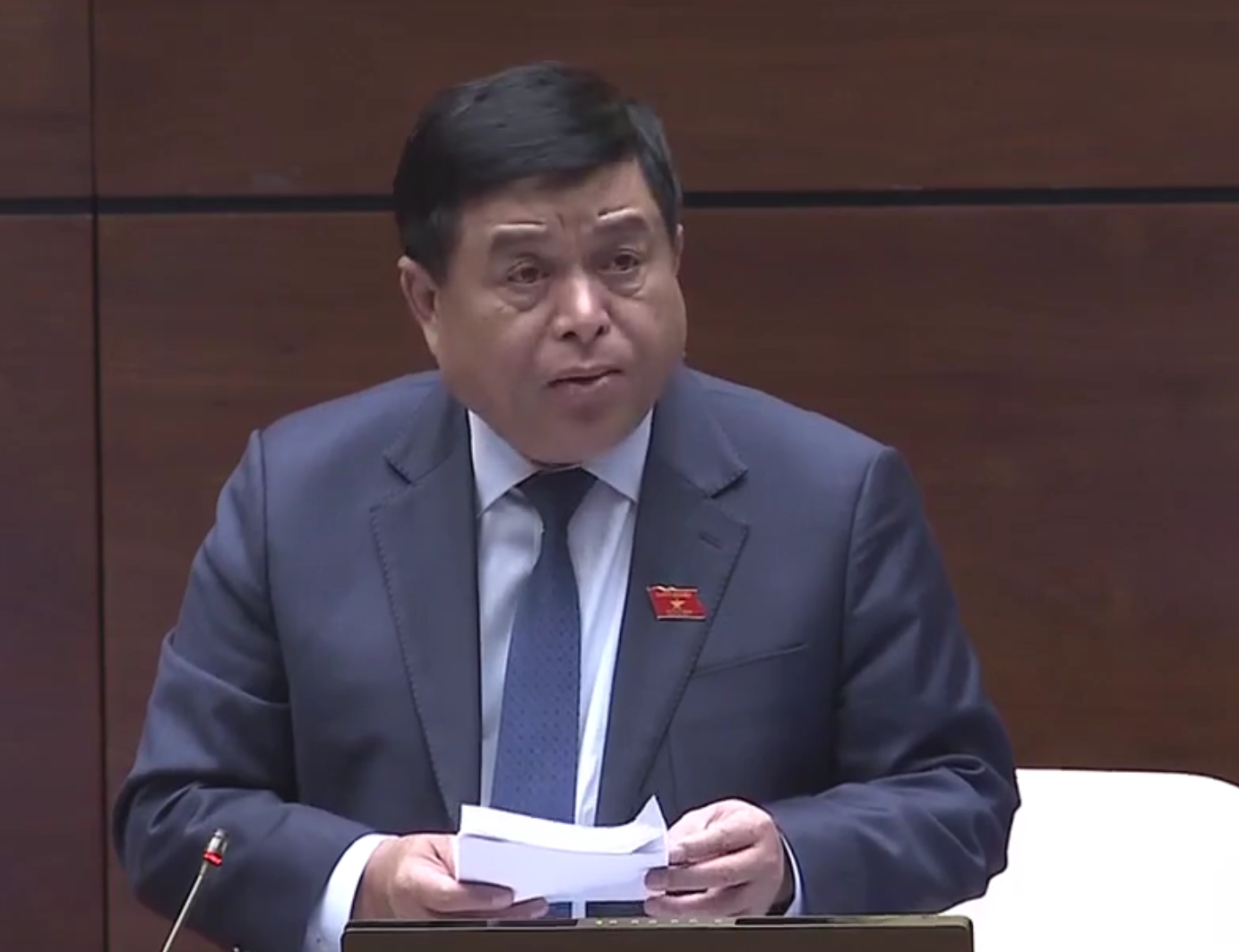 Bộ trưởng Kế hoạch và Đầu tư Nguyễn Chí Dũng trả lời chất vấn của đại biểu Quốc hội chiều 11/11.