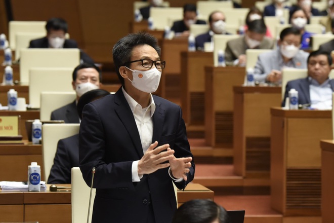 Phó Thủ tướng Vũ Đức Đam phát biểu trong phiên chất vấn đầu giờ sáng 11/11. 