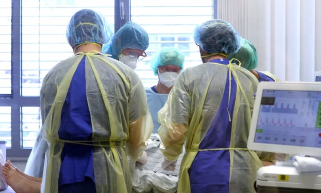 Các y bác sỹ đang chăm sóc một bệnh nhân Covid nằm phòng điều trị đặc biệt (ICU) trong một bệnh viện ở Magdeburg, Đức, tháng 4/2021 - Ảnh: Getty/CNBC.