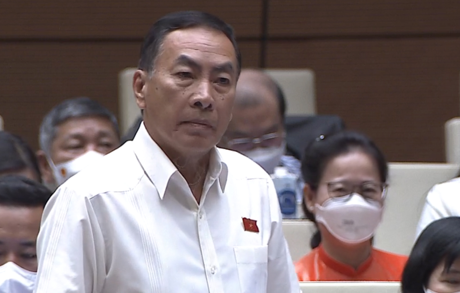 Đại biểu Phạm Văn H&ograve;a tranh luận trong phi&ecirc;n chất vấn.