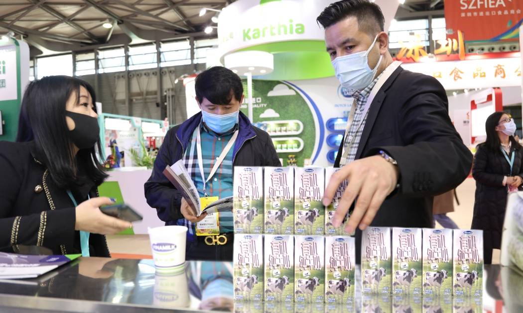 Khách hàng tìm hiểu về các sản phẩm sữa tươi của Vinamilk tại Triển lãm FHC Thượng Hải 2021.