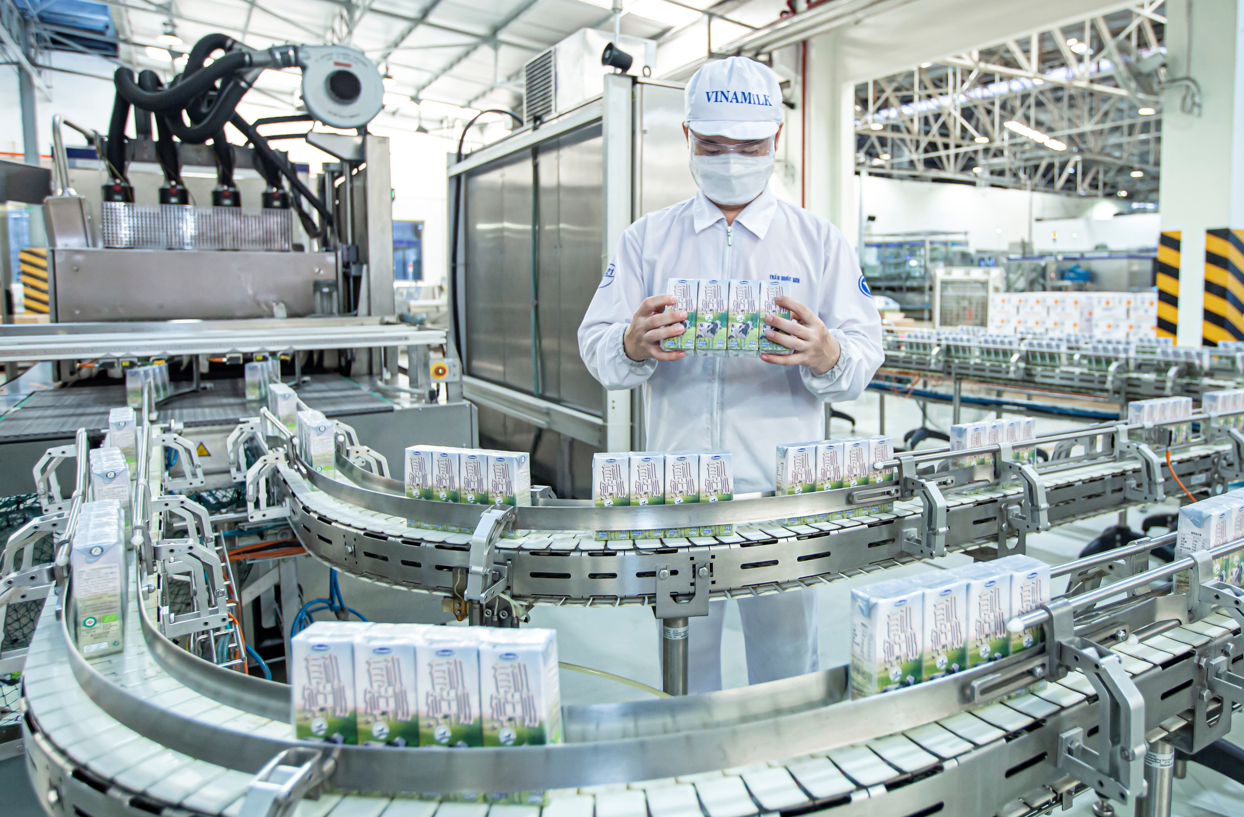Lô sản phẩm sữa tươi đầu tiên được Vinamilk sản xuất và xuất khẩu thành công đi TrungQuốc trong giai đoạn nhiều trở ngại vì diễn biến dịch Covid-19 tại Việt Nam.