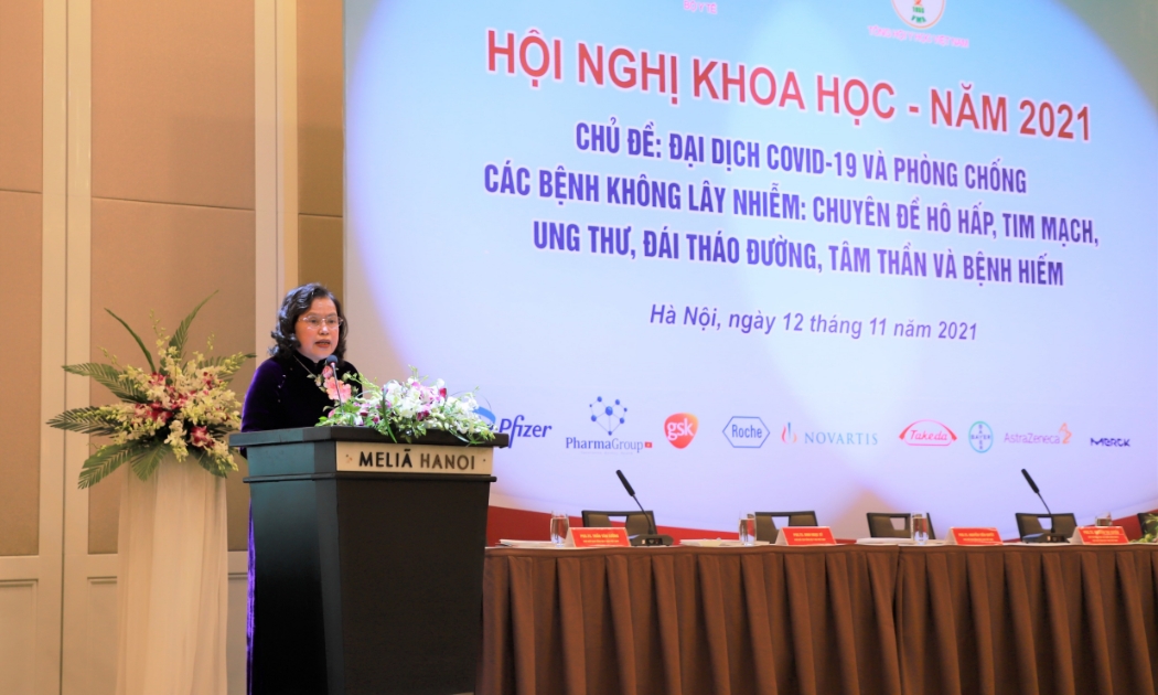 PGS.TS. Nguyễn Thị Xuyên, Chủ tịch Tổng Hội Y học Việt Nam phát biểu tại hội nghị.
