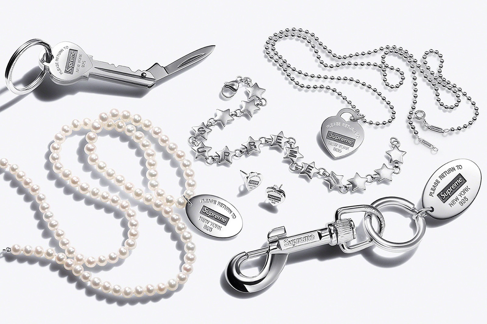 Tiffany & Co cùng Supreme tái thể hiện bộ sưu tập này theo một phong cách hypebeast trẻ trung.