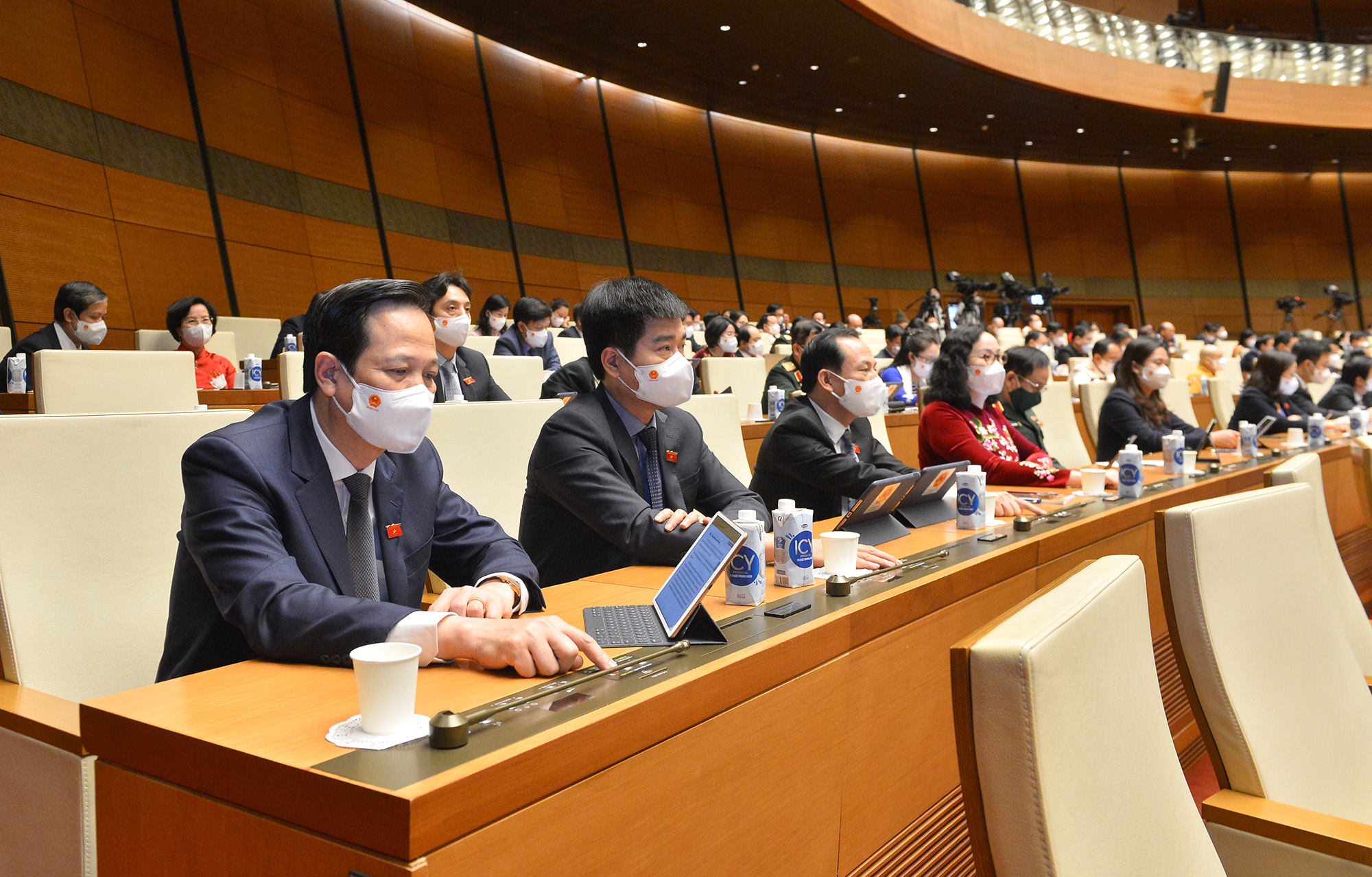 Đại biểu Quốc hội bấm n&uacute;t biểu quyết th&ocirc;ng qua Nghị quyết - Ảnh: Quochoi.vn