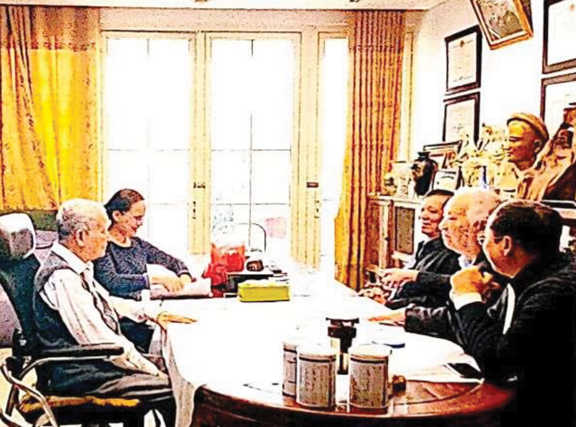 GS. Trần Phương làm việc với Hội về định hướng chuyển đổi và kiện toàn tổ chức Trường Kinh doanh Công nghệ Hà Nội, với sự có mặt của Văn phòng luật ngày 10/11/2021.