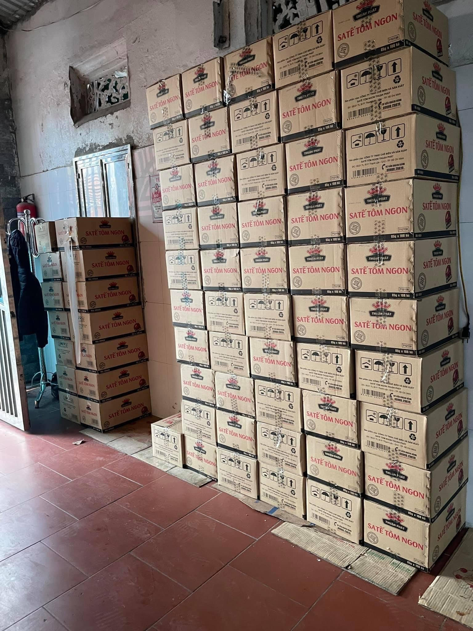 187 thùng carton chứa 21.000 lọ sa tế tôm mang nhãn hiệu 