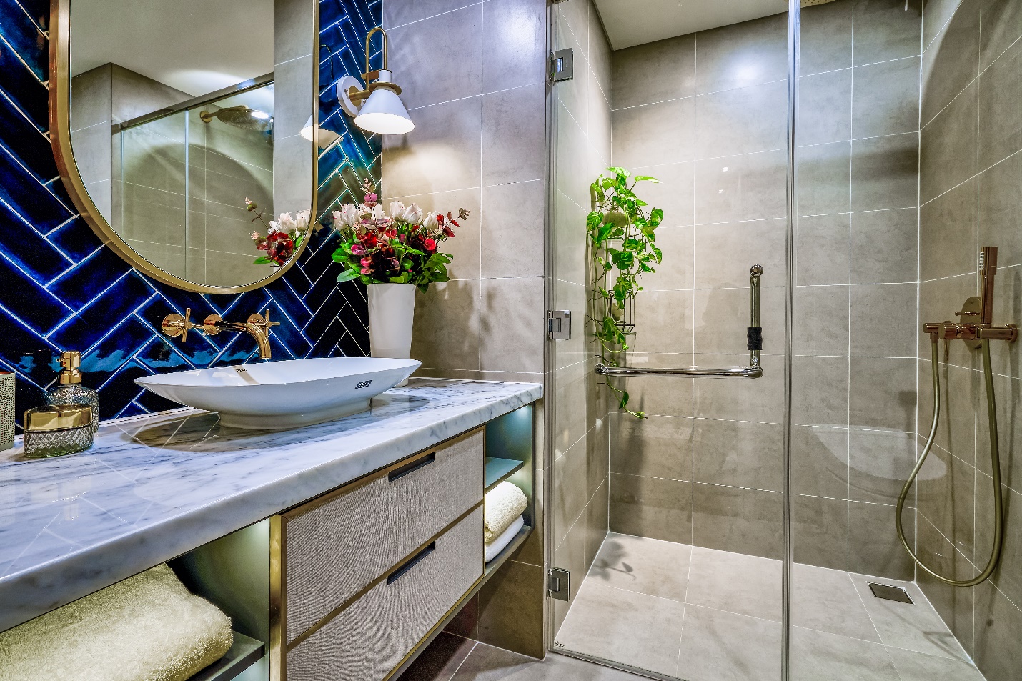 Nội thất nh&agrave; tắm đang trang bị c&aacute;c thiết bị thương hiệu như: v&ograve;i rửa Grohe, bồn rửa Toto, v&ograve;i sen tắm &acirc;m tường Davas&hellip;