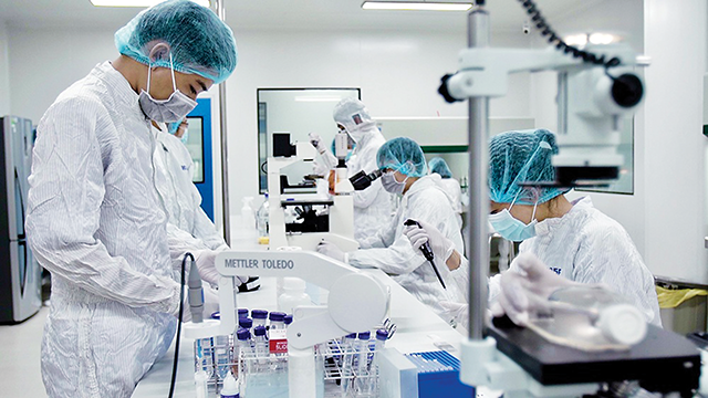 Đối với việc sản xuất vaccine, Ch&iacute;nh phủ đ&atilde; c&ocirc;ng bố rất r&otilde; r&agrave;ng, cần tập trung đầu tư, hỗ trợ, th&aacute;o gỡ vướng mắc, th&uacute;c đẩy nghi&ecirc;n cứu, sản xuất vaccine trong nước để chủ động nguồn cung v&agrave; gi&aacute; th&agrave;nh ph&ugrave; hợp hơn.