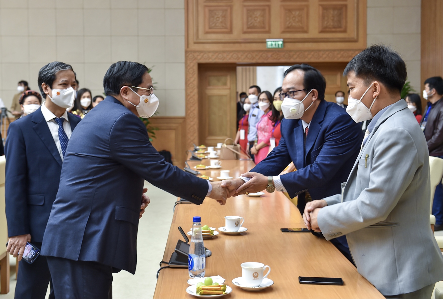 Thủ tướng bắt tay đại diện c&aacute;c nh&agrave; gi&aacute;o, c&aacute;n bộ quản l&yacute; gi&aacute;o dục - Ảnh: VGP