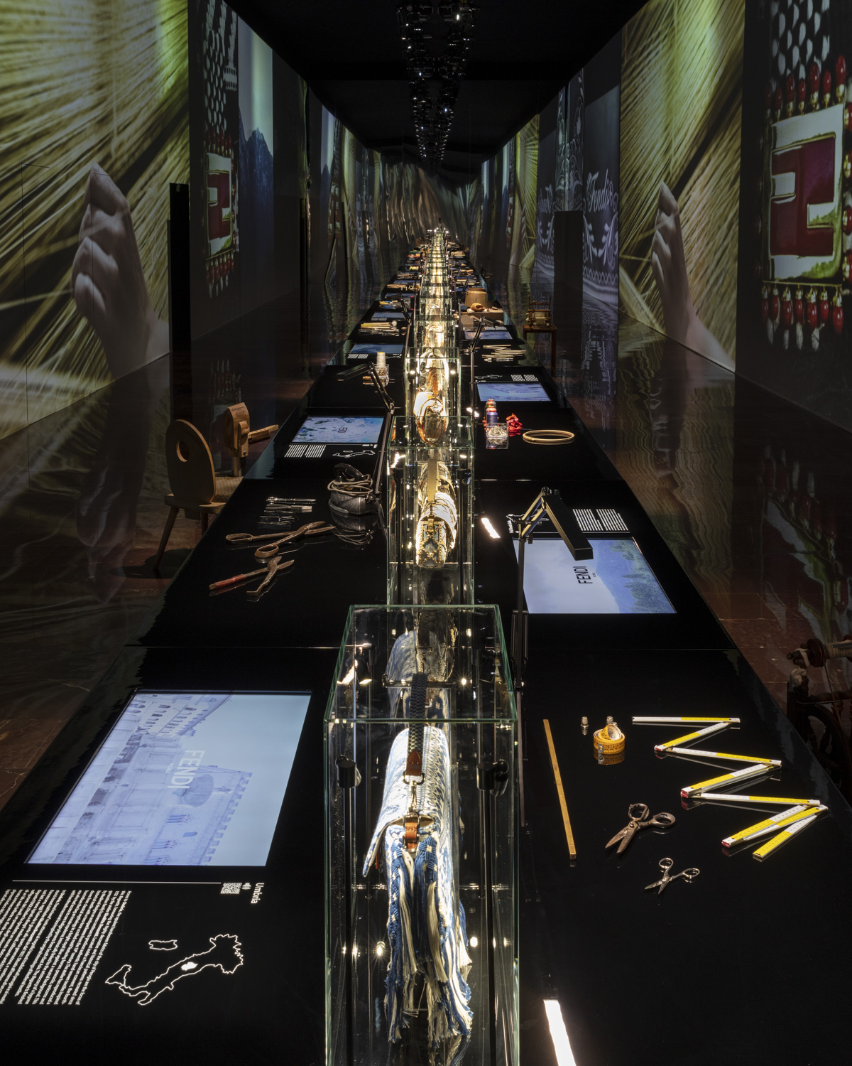 Ngo&agrave;i việc kh&aacute;m ph&aacute; về chiếc t&uacute;i Baguette biểu tượng, triển l&atilde;m &ldquo;Hand in Hand&rdquo; c&ograve;n l&agrave; một lễ kỷ niệm thực sự về di sản của nước &Yacute;.