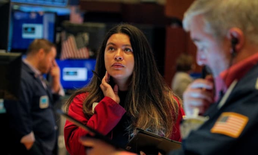 Các nhà giao dịch cổ phiếu trên sàn NYSE ở New York, Mỹ hôm 13/10/2021 - Ảnh: Reuters.