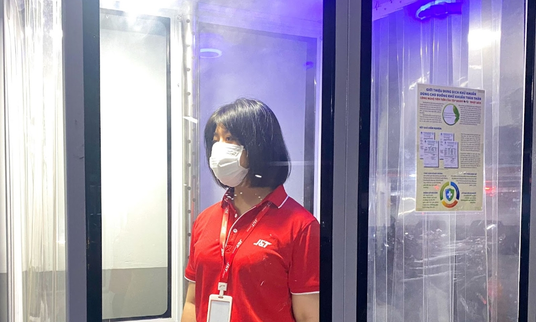 Nhân viên J&T Express đều bước vào phòng khử khuẩn toàn thân trước khi vào công ty làm việc.