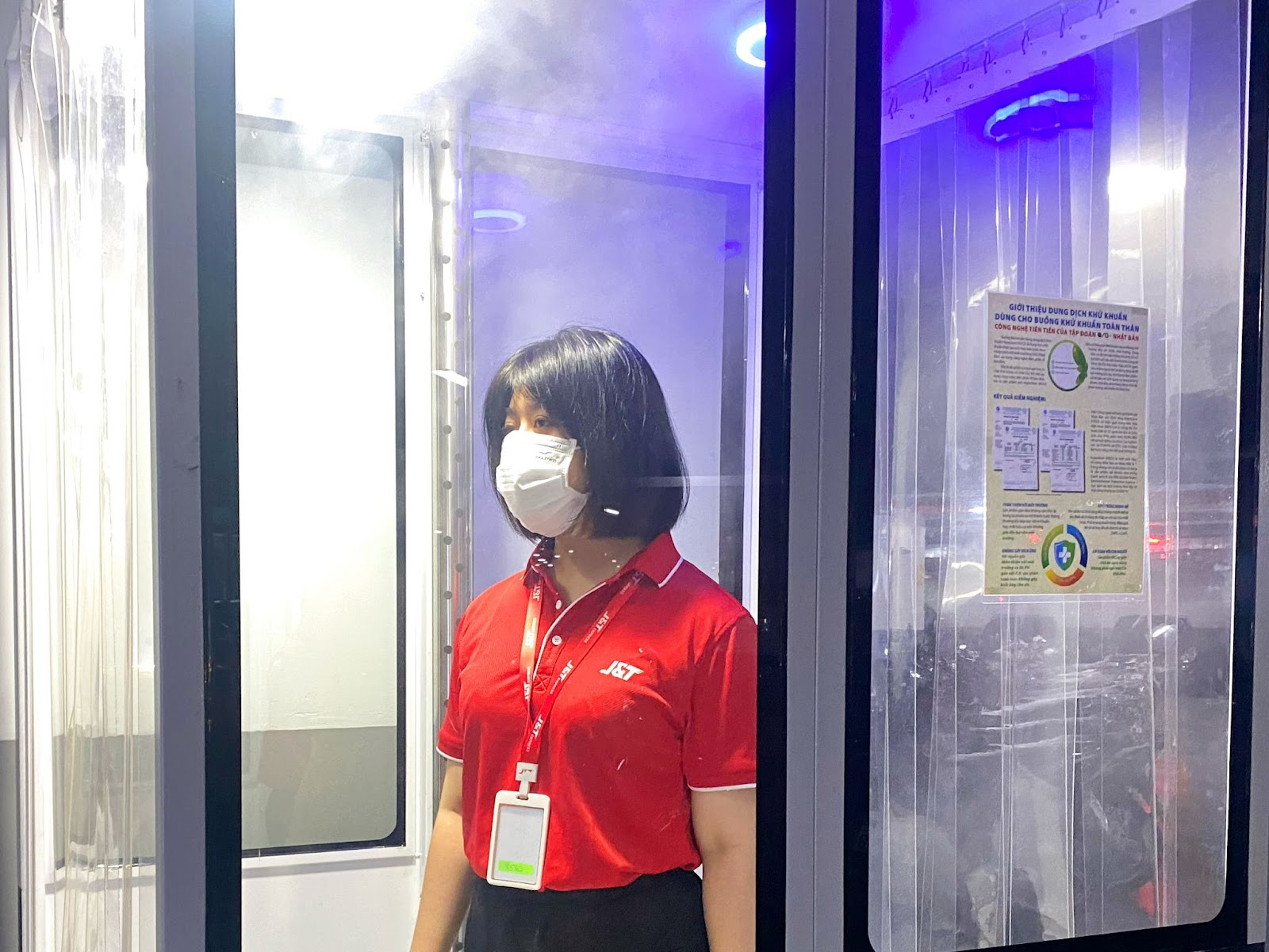 Nhân viên J&T Express đều bước vào phòng khử khuẩn toàn thân trước khi vào công ty làm việc.