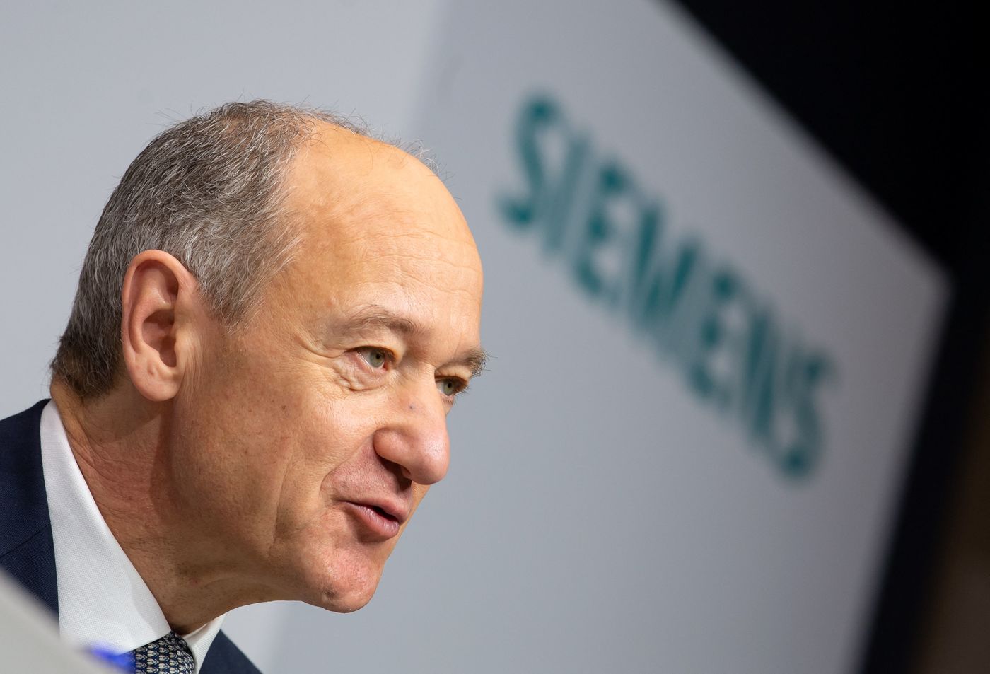 Giám đốc điều hành Siemens, Roland Busch, phân tích 2 lý do để các nhà sản xuất cân nhắc việc đưa hoạt động hồ hương - Ảnh: AFP/Getty Images