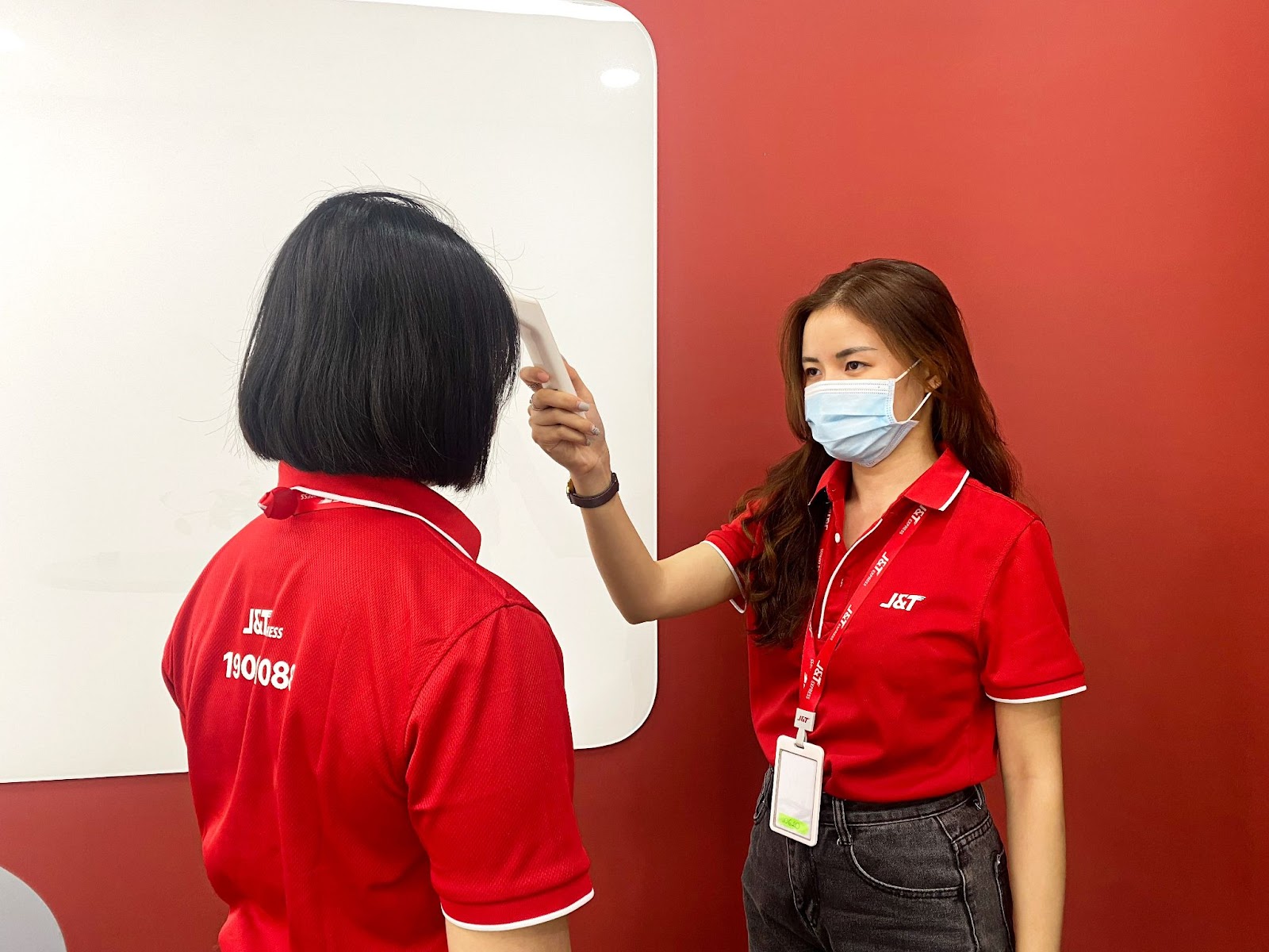 Nhân viên J&T Express tiến hành đo nhiệt độ 3 lần/ngày.