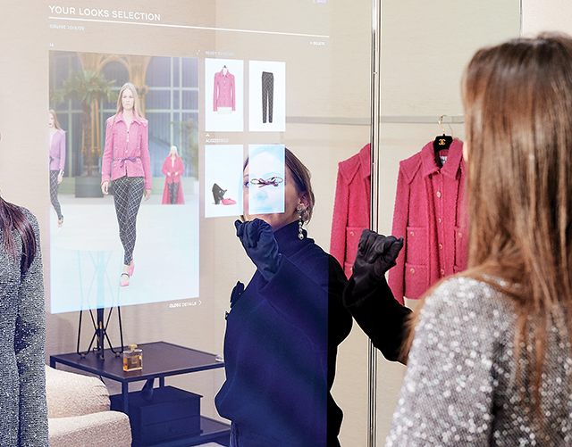 Nhu cầu kh&ocirc;ng tiếp x&uacute;c khiến c&ocirc;ng nghệ &ldquo;ph&ograve;ng thử đồ ảo&rdquo; c&oacute; khả năng n&acirc;ng cao trải nghiệm tại cửa h&agrave;ng.