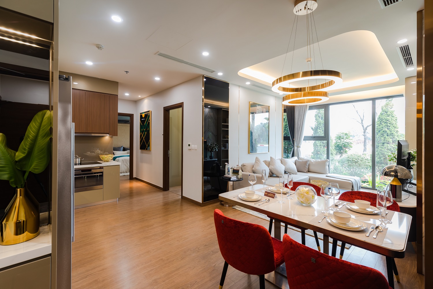 Kh&ocirc;ng gian ph&ograve;ng kh&aacute;ch li&ecirc;n th&ocirc;ng ph&ograve;ng căn v&agrave; căn bếp trong căn hộ lớn của Dual Key The Matrix One.