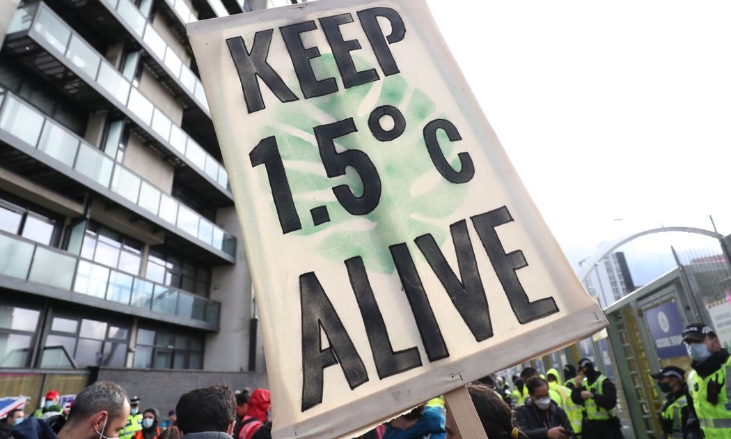 Các nhà hoạt động khí hậu tham gia biểu tình bên ngoài địa điểm tổ chức COP26 ở Glasgow, Scotland, Vương quốc Anh - Ảnh: Getty Images