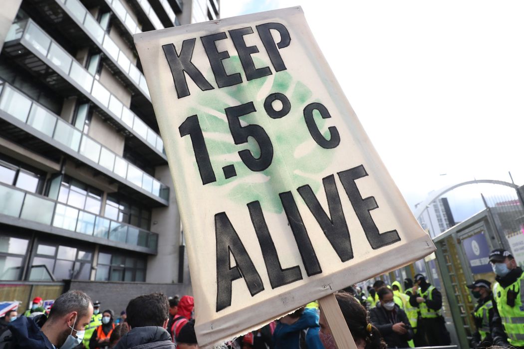 Các nhà hoạt động khí hậu tham gia biểu tình bên ngoài địa điểm tổ chức COP26 ở Glasgow, Scotland, Vương quốc Anh - Ảnh: Getty Images