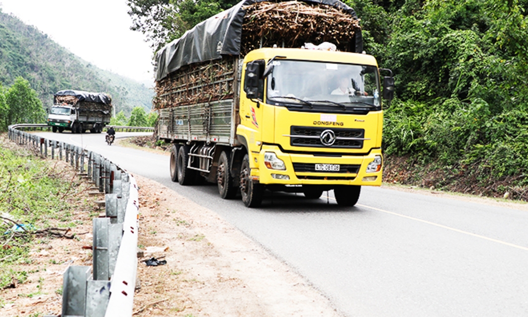 Quốc lộ 26 nối Khánh Hòa và Đắk Lắk nhỏ hẹp và thường xuyên hư hỏng.