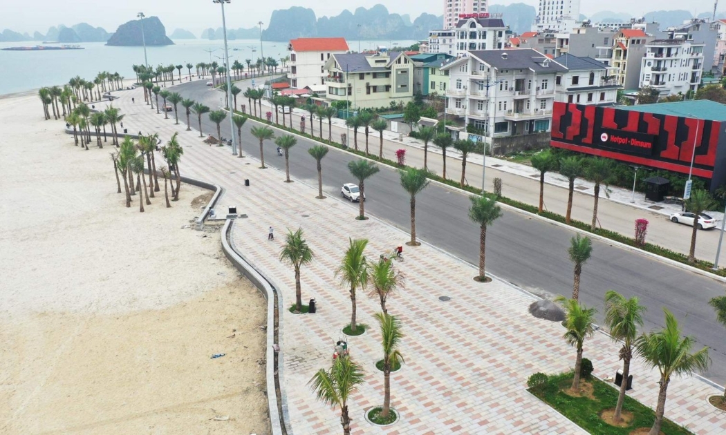 Vận tải hành khách và du lịch chịu tác động mạnh nhất từ đại dịch Covid-19. Ảnh: Một bãi biển vắng khách tại Hạ Long