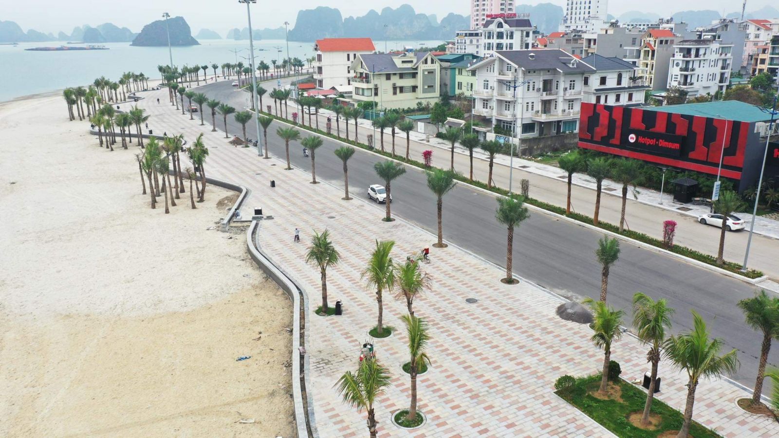 Vận tải hành khách và du lịch chịu tác động mạnh nhất từ đại dịch Covid-19. Ảnh: Một bãi biển vắng khách tại Hạ Long