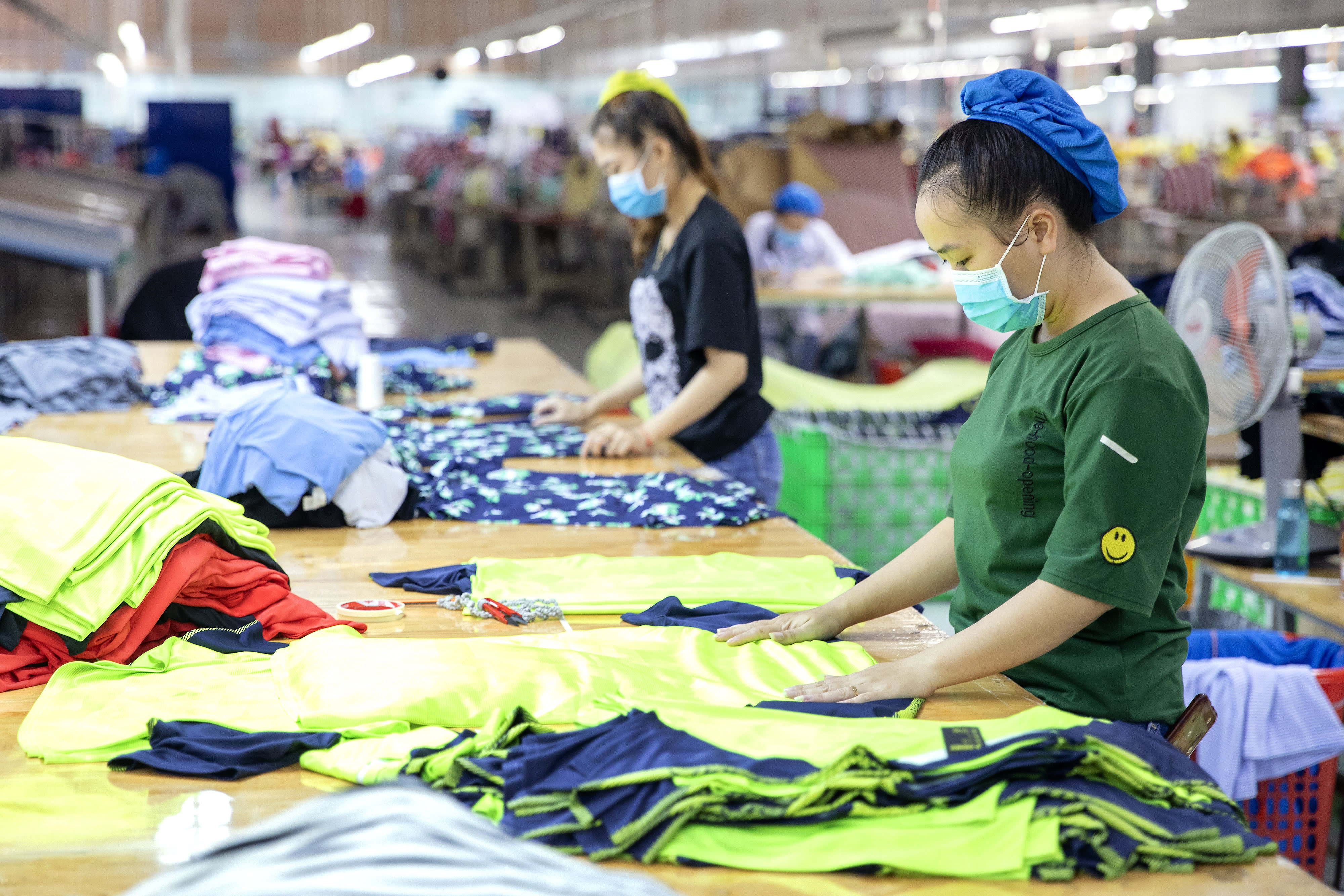 Các doanh nghiệp đang có nhiều cách làm để chăm lo và giữ chân người lao động.