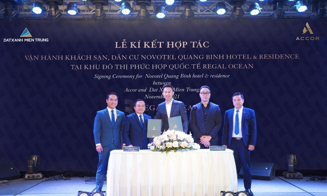 Ông Phạm Văn Viên - Phó Tổng giám đốc Vận Hành Tổng Công ty Cổ phần Đất Xanh Miền Trung và ông Nguyễn Quý Tuấn Giám đốc Accor Việt Nam - đại diện Tập đoàn Accor thực hiện nghi thức ký kết hợp tác.