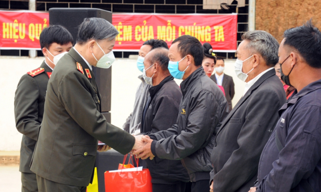Đại tướng Tô Lâm, Ủy viên Bộ Chính trị, Bộ trưởng Bộ Công an gửi quà tặng tới các già làng, trưởng bản, người có uy tín trong phong trào Toàn dân bảo vệ an ninh Tổ quốc trên địa bàn xã Phì Nhừ.