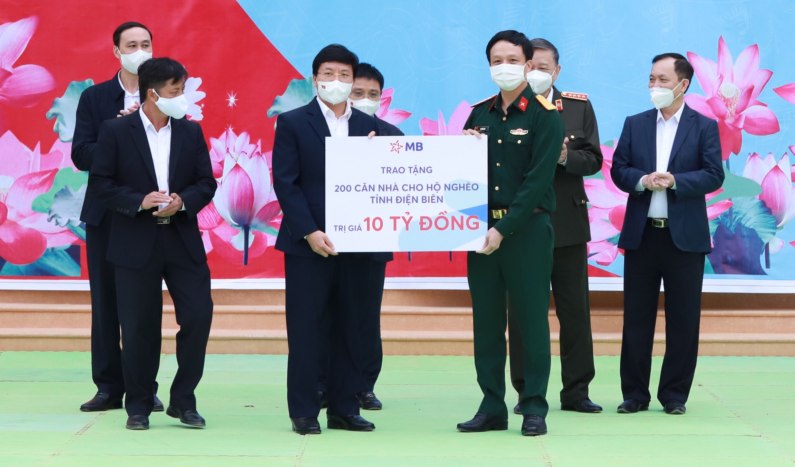Ông Lê Quốc Minh - Phó Tổng giám đốc MB trao tặng 200 căn nhà tới tỉnh Điện Biên.