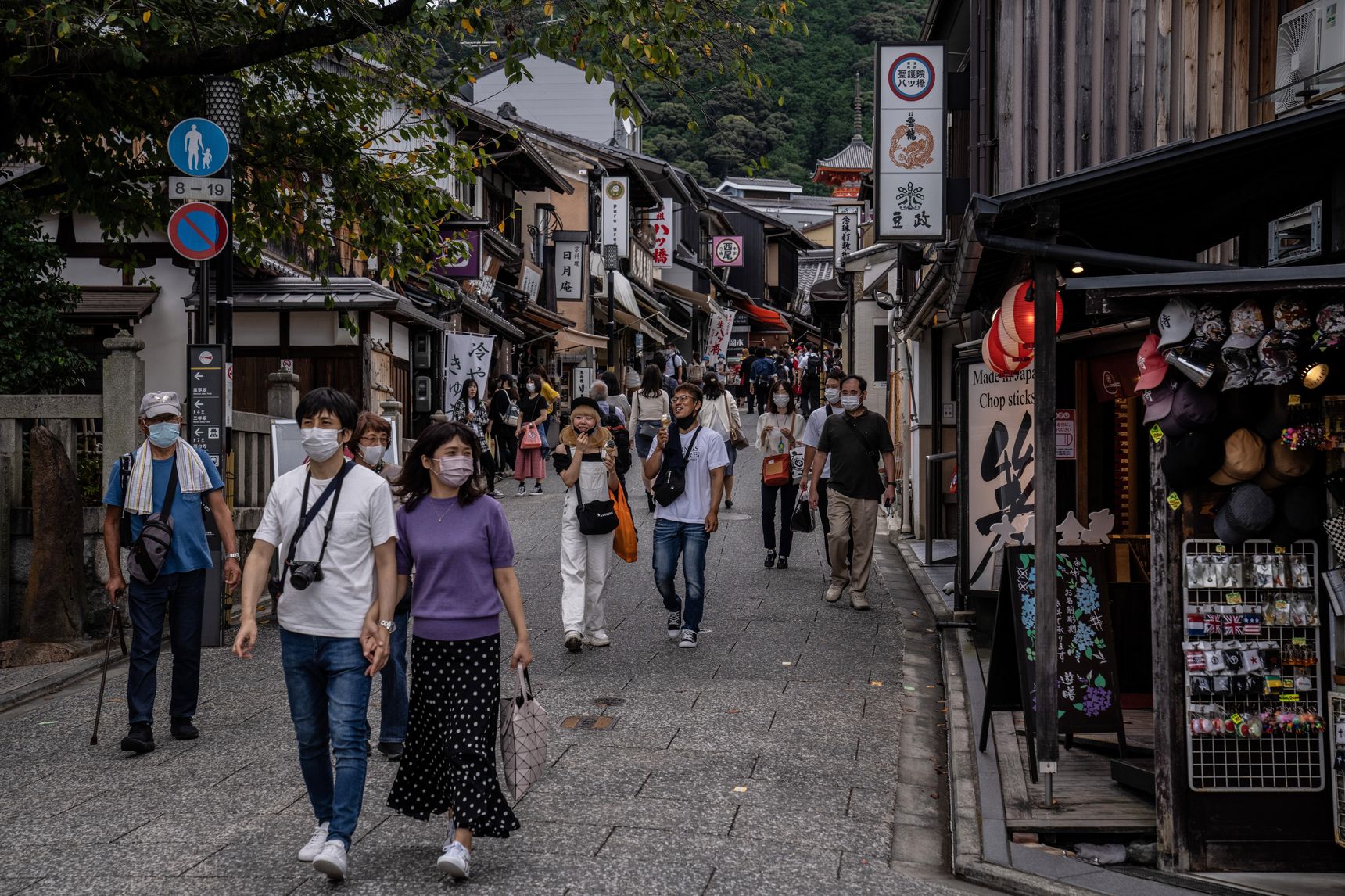 Một khu mua sắm ở Kyoto, Nhật Bản trong tháng 10 - Ảnh: Getty/WSJ.