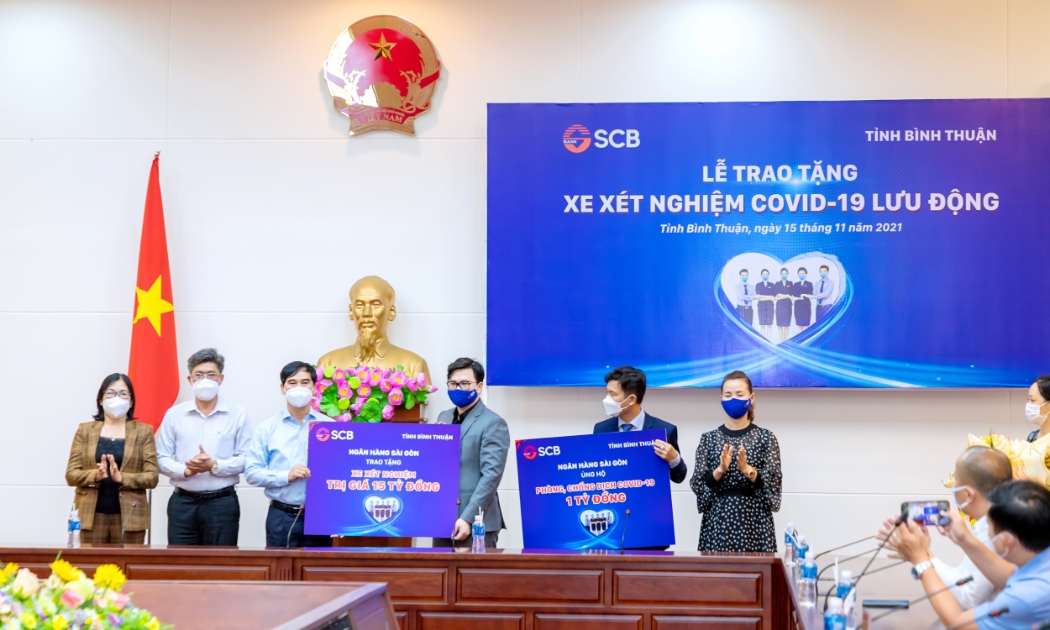 Ông Trương Khánh Hoàng - Quyền Tổng giám đốc SCB đã trao tặng một xe xét nghiệm Covid-19 lưu động cho đại diện UBND tỉnh Bình Thuận.