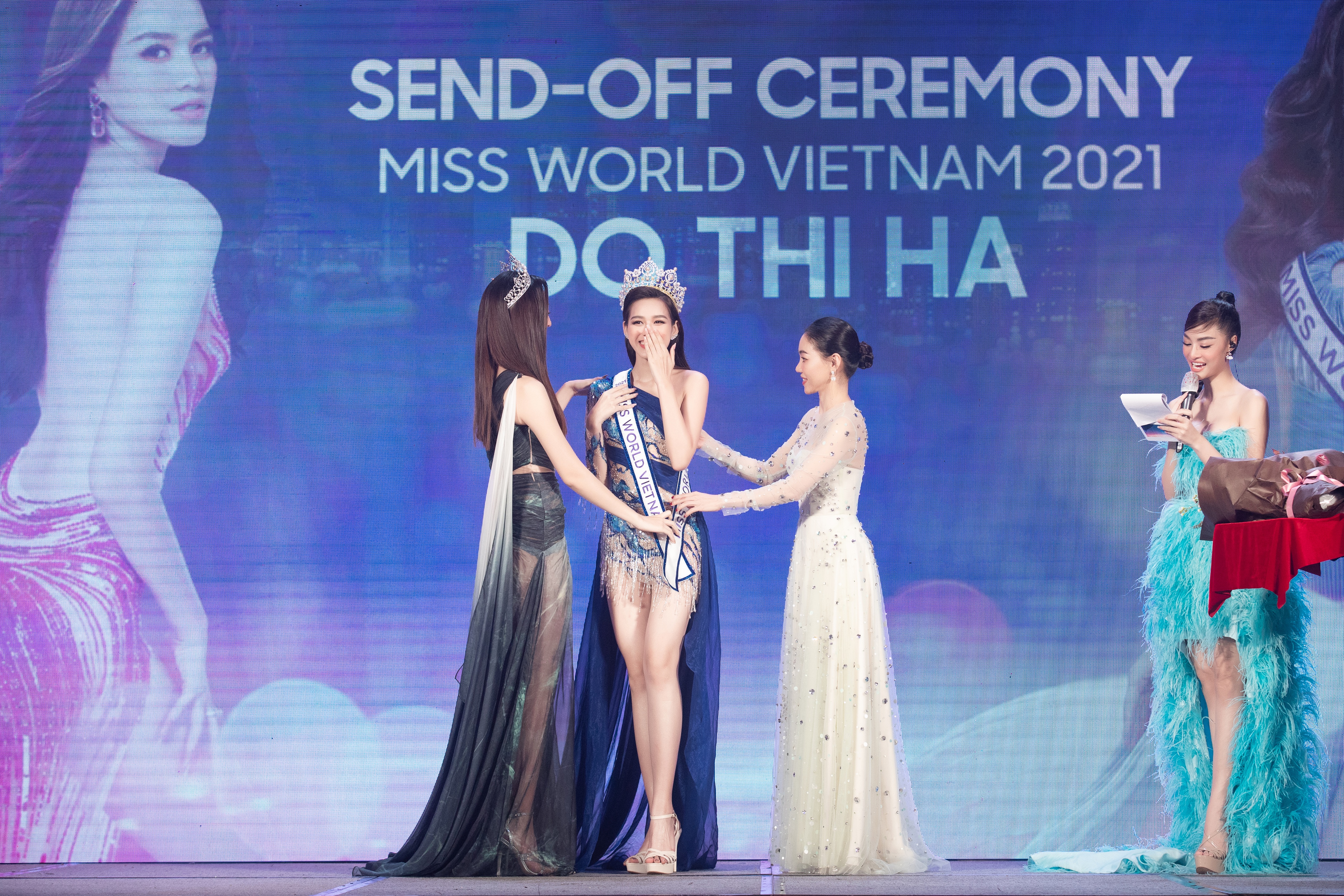 Hoa hậu Đỗ H&agrave; ch&iacute;nh thức được nhận dải băng đại diện Việt Nam từ đương kim Miss World Vietnam 2019 Lương Th&ugrave;y Linh.