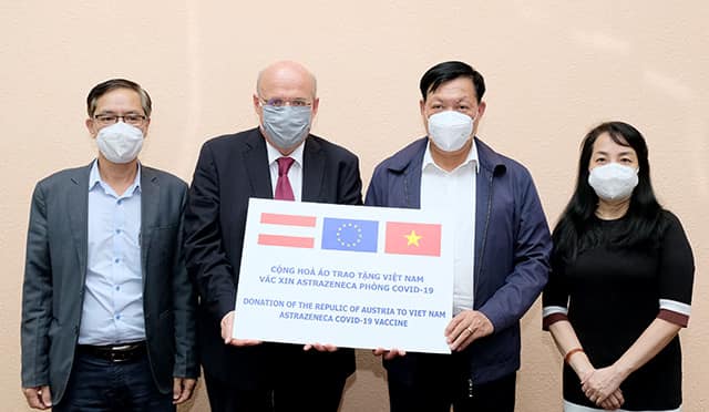 Lễ tiếp nhận vaccine do Chính phủ Áo tặng Việt Nam. Ảnh - Trần Minh.