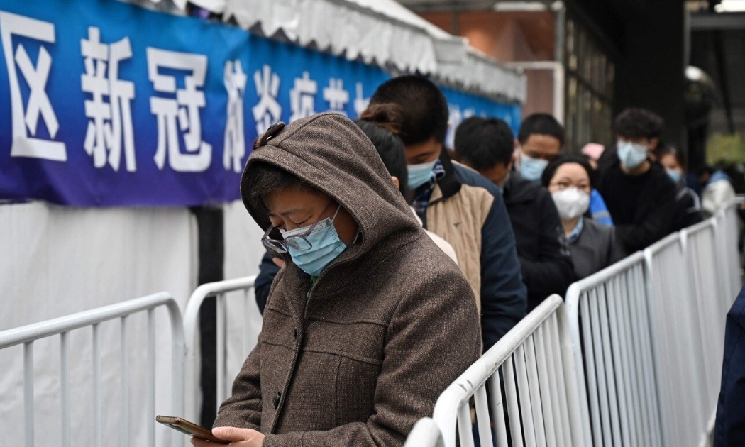 Người dân tại Bắc Kinh xếp hàng chờ tiêm mũi tăng cường - Ảnh: Reuters