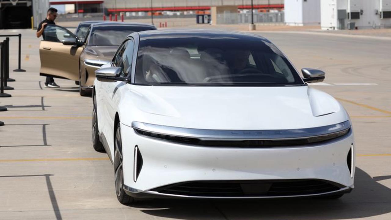 Xe điện Lucid Air phiên bản Dream Edition P và Dream Edition R tại nhà máy của Lucid ở Casa Grande, bang Arizona - Ảnh: Reuters