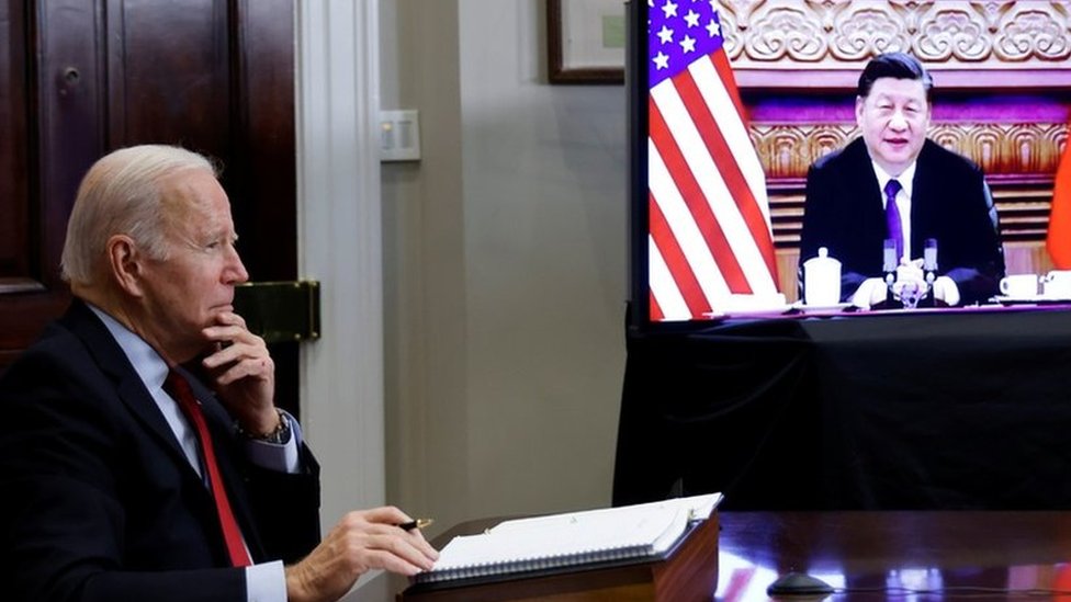 Tổng thống Mỹ Joe Biden (trái) và Chủ tịch Trung Quốc Tập Cận Bình trong cuộc gặp thượng đỉnh trực tuyến ngày 15/11 theo giờ Mỹ - Ảnh: Reuters.