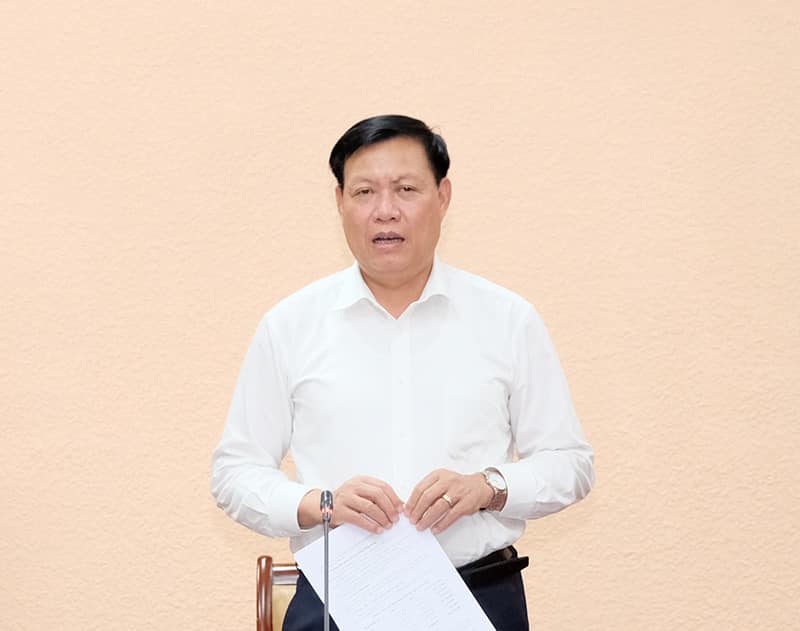 Thứ trưởng Bộ Y tế Đỗ Xuân Tuyên chủ trì cuộc họp với các địa phương về tiến độ tiêm vaccine. Ảnh - Trần Minh. 