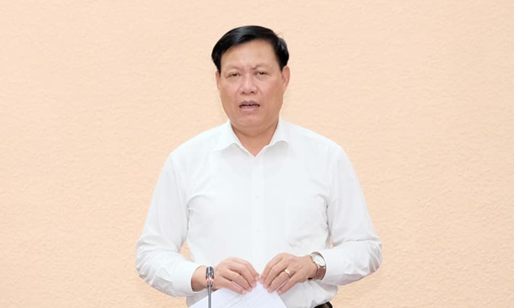 Thứ trưởng Bộ Y tế Đỗ Xuân Tuyên chủ trì cuộc họp với các địa phương về tiến độ tiêm vaccine. Ảnh - Trần Minh. 