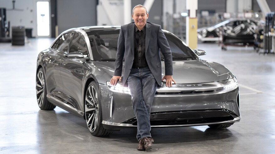 Ông Peter Rawlinson, CEO của Lucid chụp arh cùng một mẫu xe Lucid Air - Ảnh: Lucid
