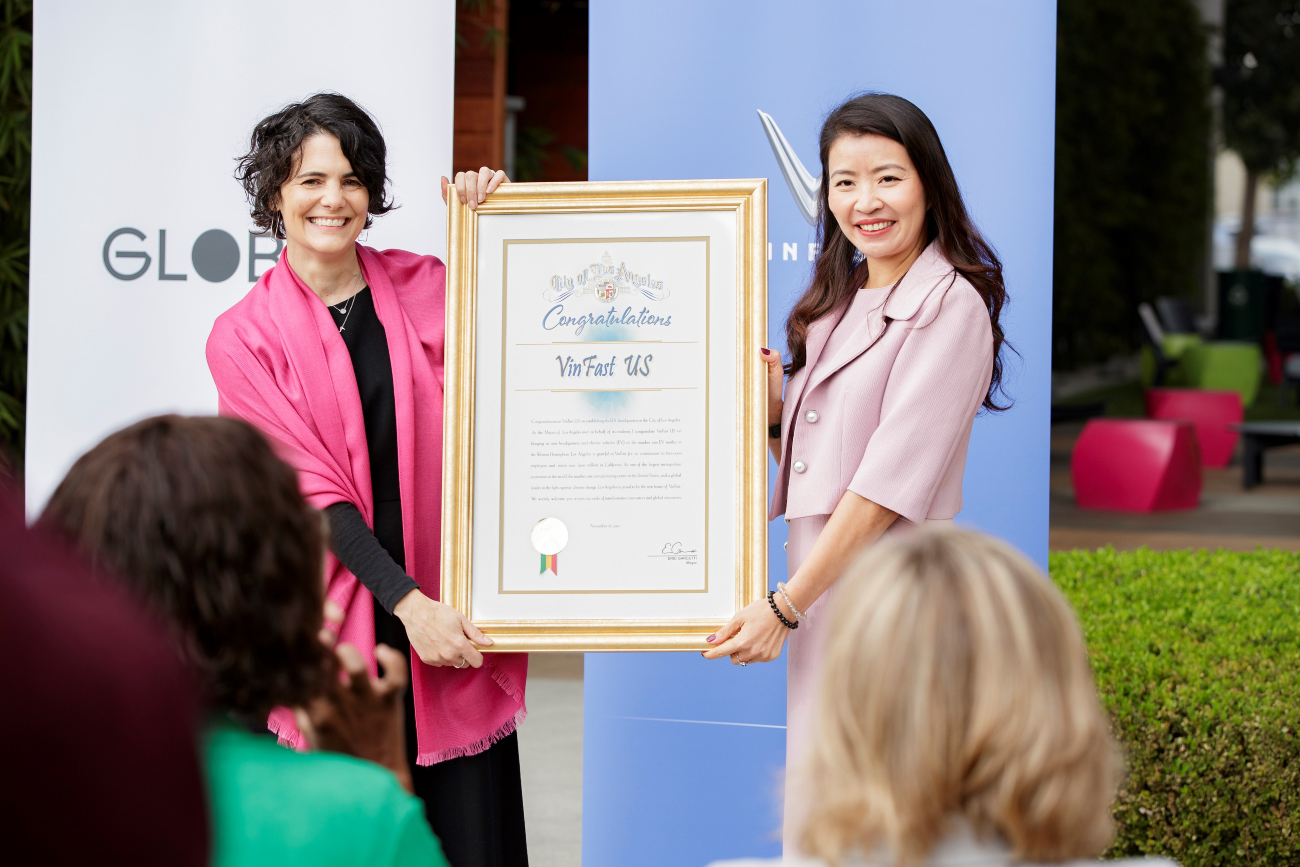 Phó Thị trưởng thành phố Los Angeles Nina Hachigian chúc mừng CEO VinFast Mỹ Nguyễn Thị Vân Anh trong lễ công bố trụ sở tại Mỹ của hãng tại khu vực Playa Vista.do.