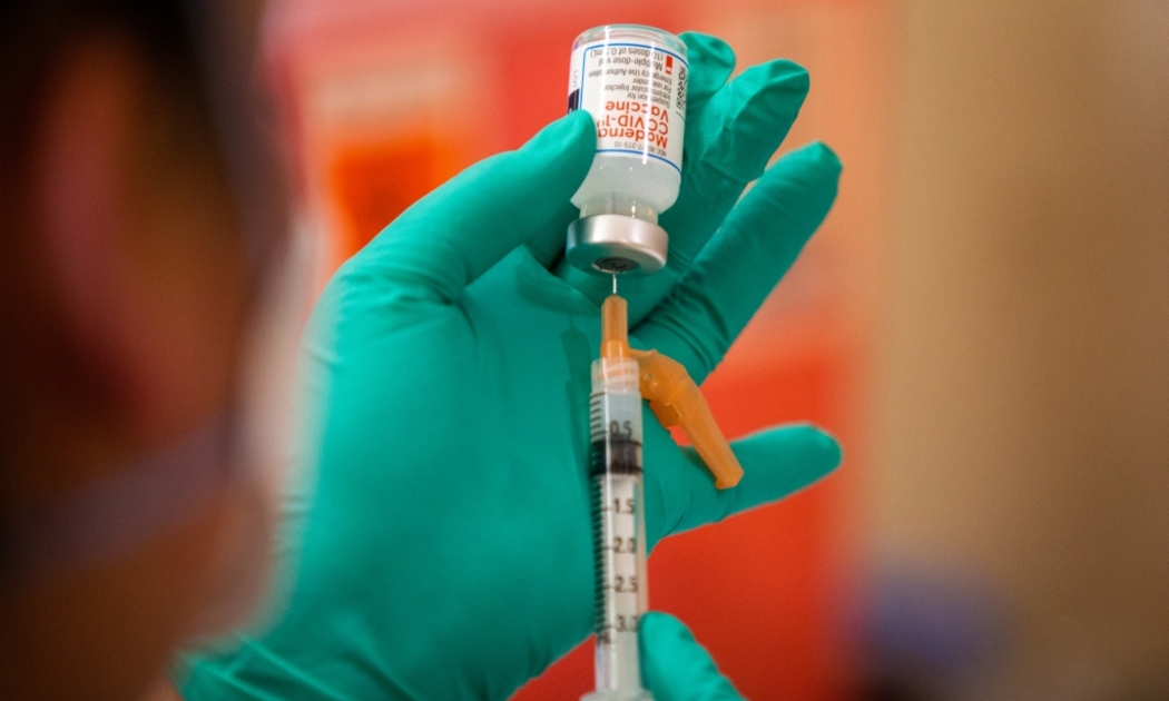 Nhiều quốc gia châu Âu đang hướng tới tiêm vaccine tăng cường bắt buộc - Ảnh: Getty Images