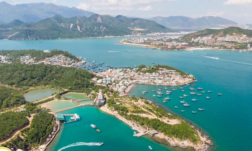 Hòn Tre là đảo lớn nhất trong vịnh Nha Trang với diện tích trên 32,5 km2, thảm thực vật còn nguyên sơ, ít gió bão, rất thuận lợi cho việc phát triển du lịch sinh thái và nghỉ dưỡng biển.