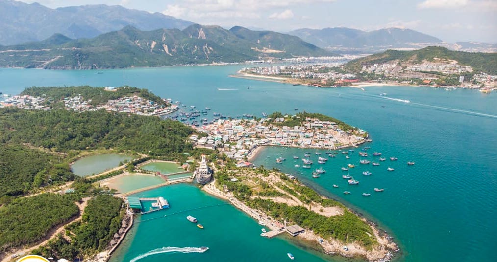 Hòn Tre là đảo lớn nhất trong vịnh Nha Trang với diện tích trên 32,5 km2, thảm thực vật còn nguyên sơ, ít gió bão, rất thuận lợi cho việc phát triển du lịch sinh thái và nghỉ dưỡng biển.