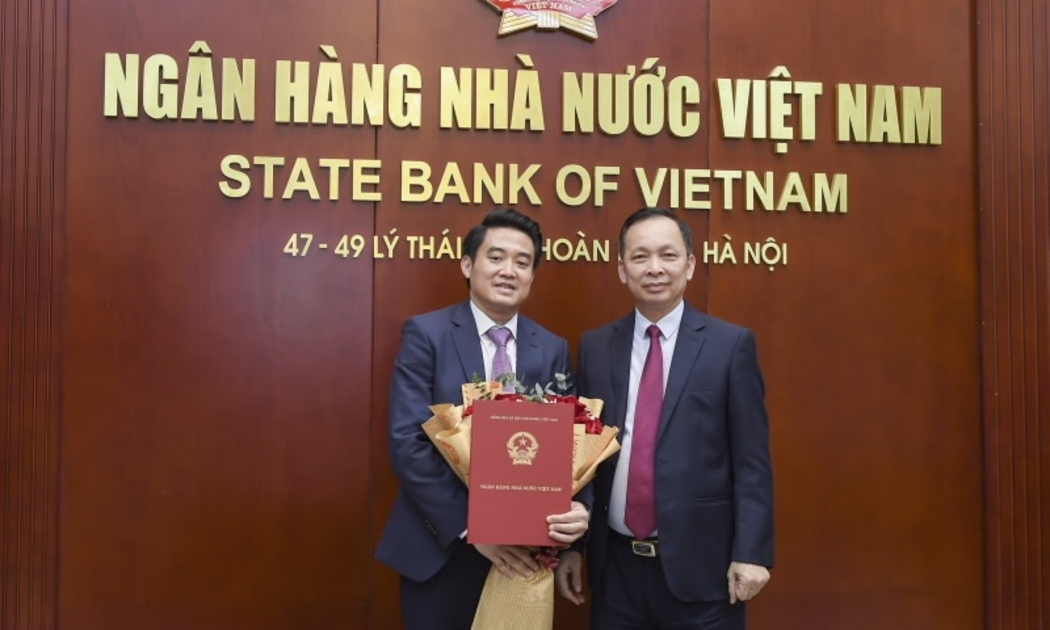 Phó Thống đốc Thường trực Đào Minh Tú trao quyết định và chúc mừng ông Trần Anh Tuấn