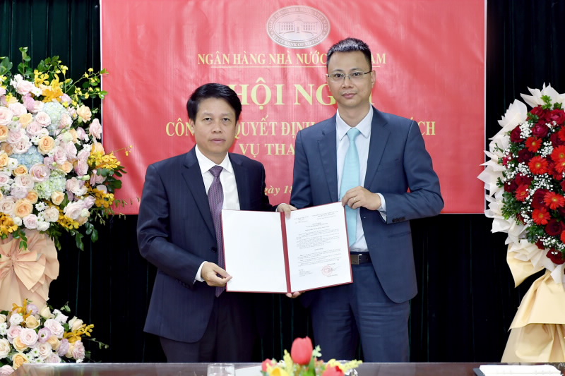 Ph&oacute; Thống đốc Phạm Tiến Dũng trao quyết định v&agrave; ch&uacute;c mừng &ocirc;ng L&ecirc; Anh Dũng