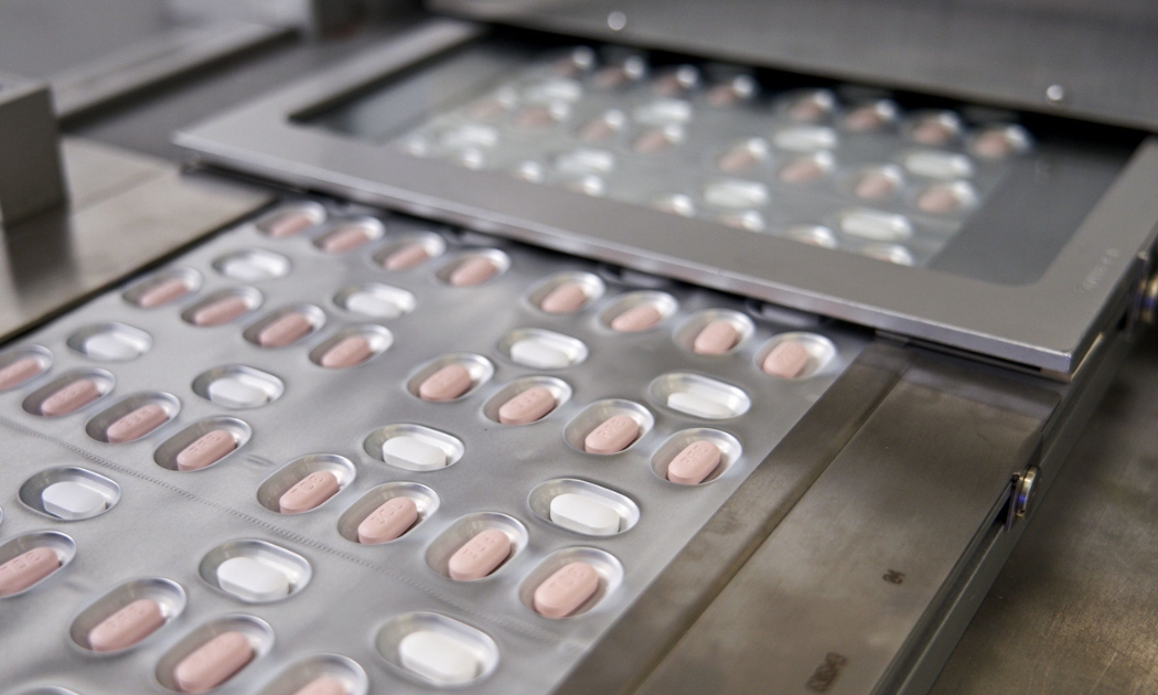 Thuốc đặc trị Covid-19 dạng viên Paxlovid của hãng dược Pfizer được chụp tại nhà máy ở Ascoli, Italy ngày 16/11/2021 - Ảnh: Reuters