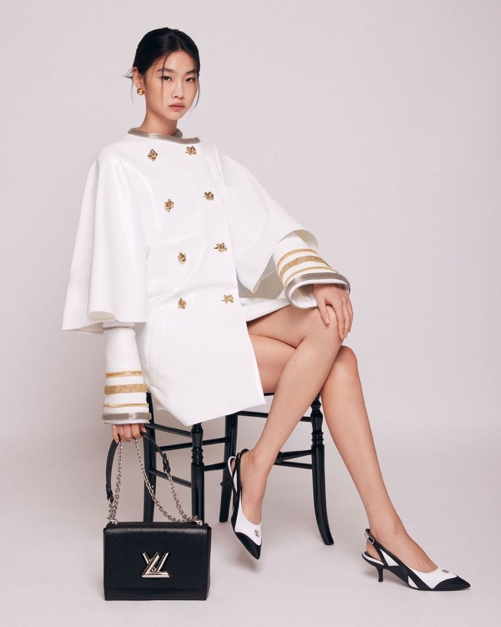 Mẫu giày đen trắng mà Jung Ho Yeon diện trong bộ ảnh đại sứ toàn cầu của Louis Vuitton ngay lập tức leo top bán chạy nhất tháng qua.